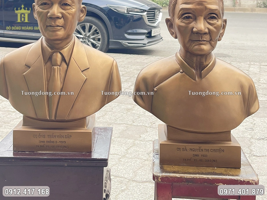 Phần chân đế chạm khắc tên, năm sinh và năm mất của cụ ông, cụ bà